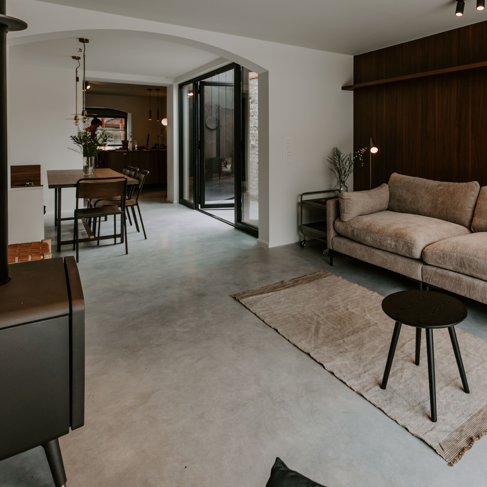 Vakantiehuis met zithoek met gashaard en eethoek met grote terrasdeuren