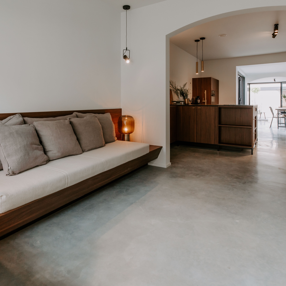 Zitbank langs de wand en doorkijk naar de keuken