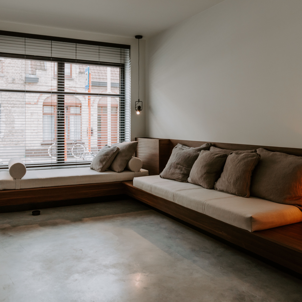 Hoekbank voor een groot raam in het vakantiehuis in Nieuwpoort