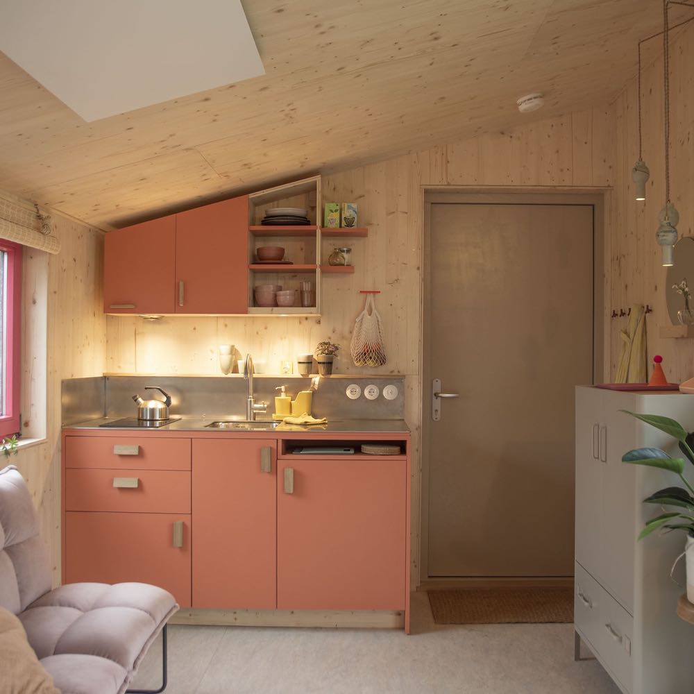 Zalmkleurige keuken in het tiny house