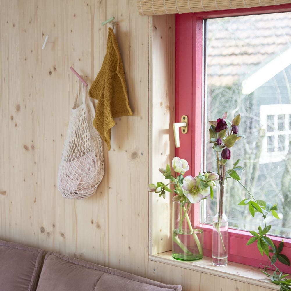 bloemetjes voor het roze raamkozijn