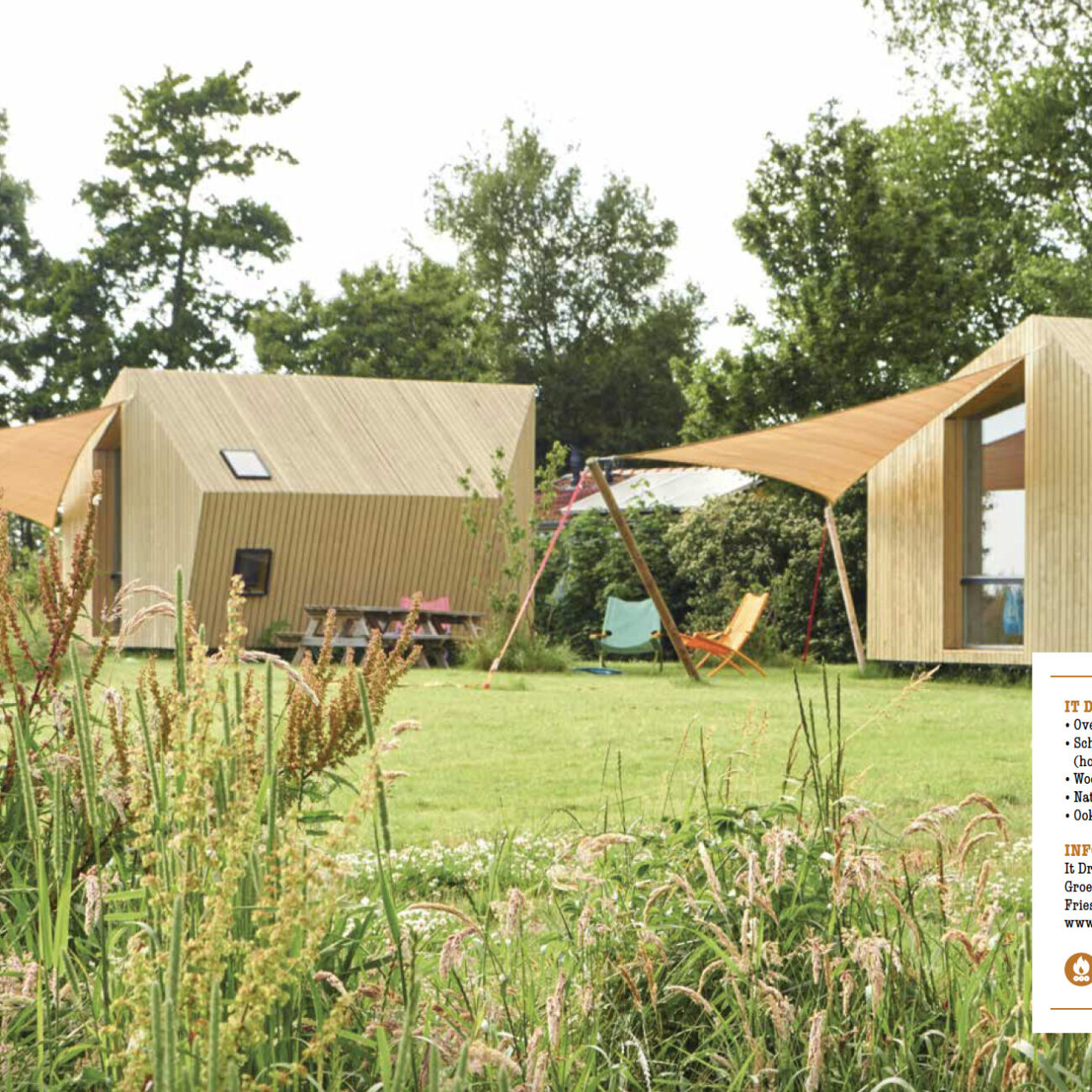 Twee design trekkershutten in het gras