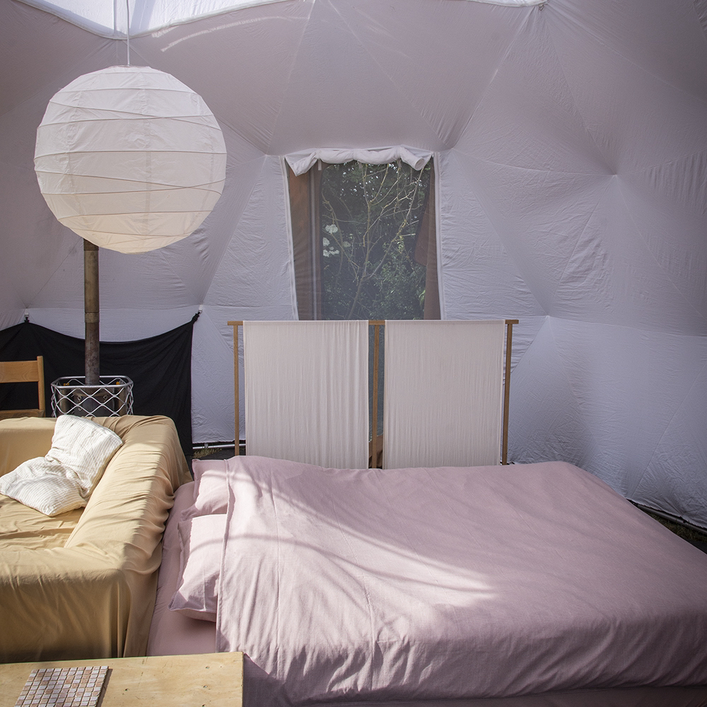 Tweepersoons bed in de dome tent