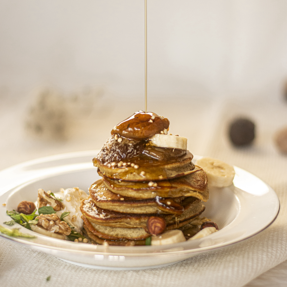 Stapel pannenkoeken met banaan en honing