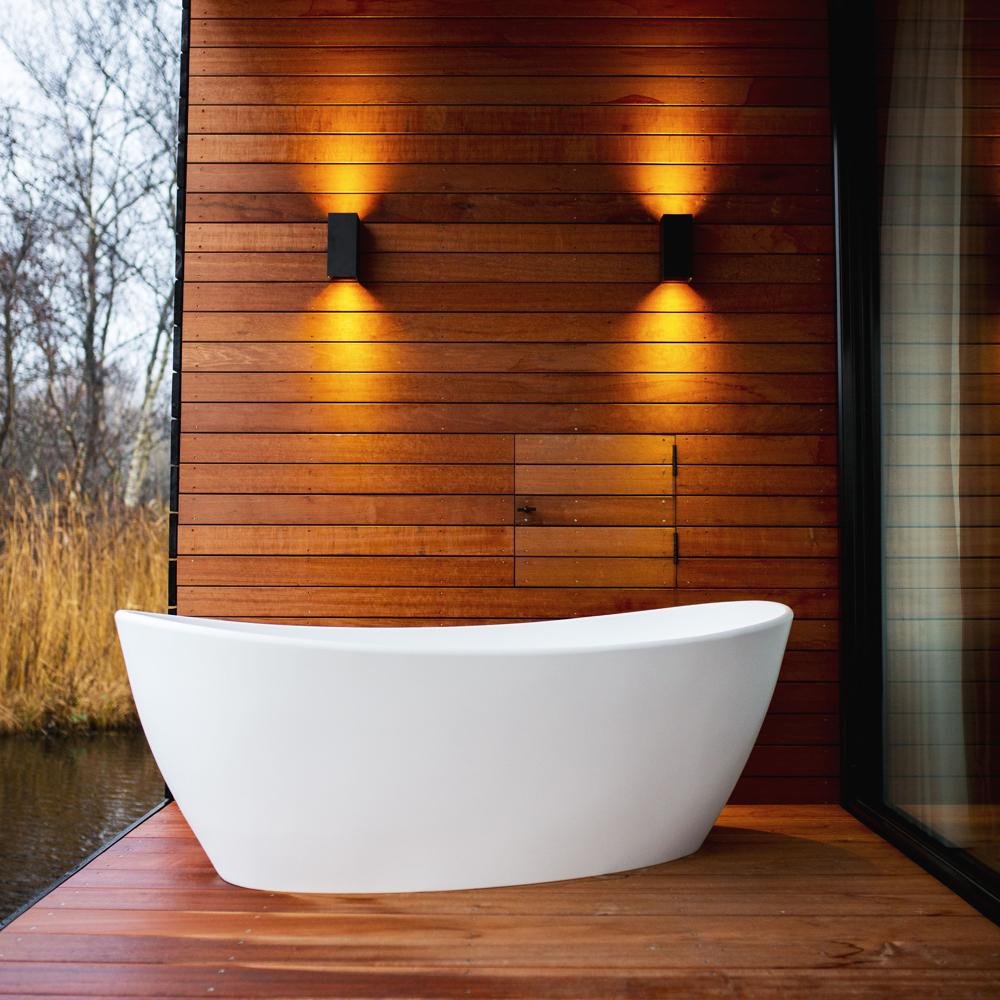 Design bad op het terras bij de watervilla
