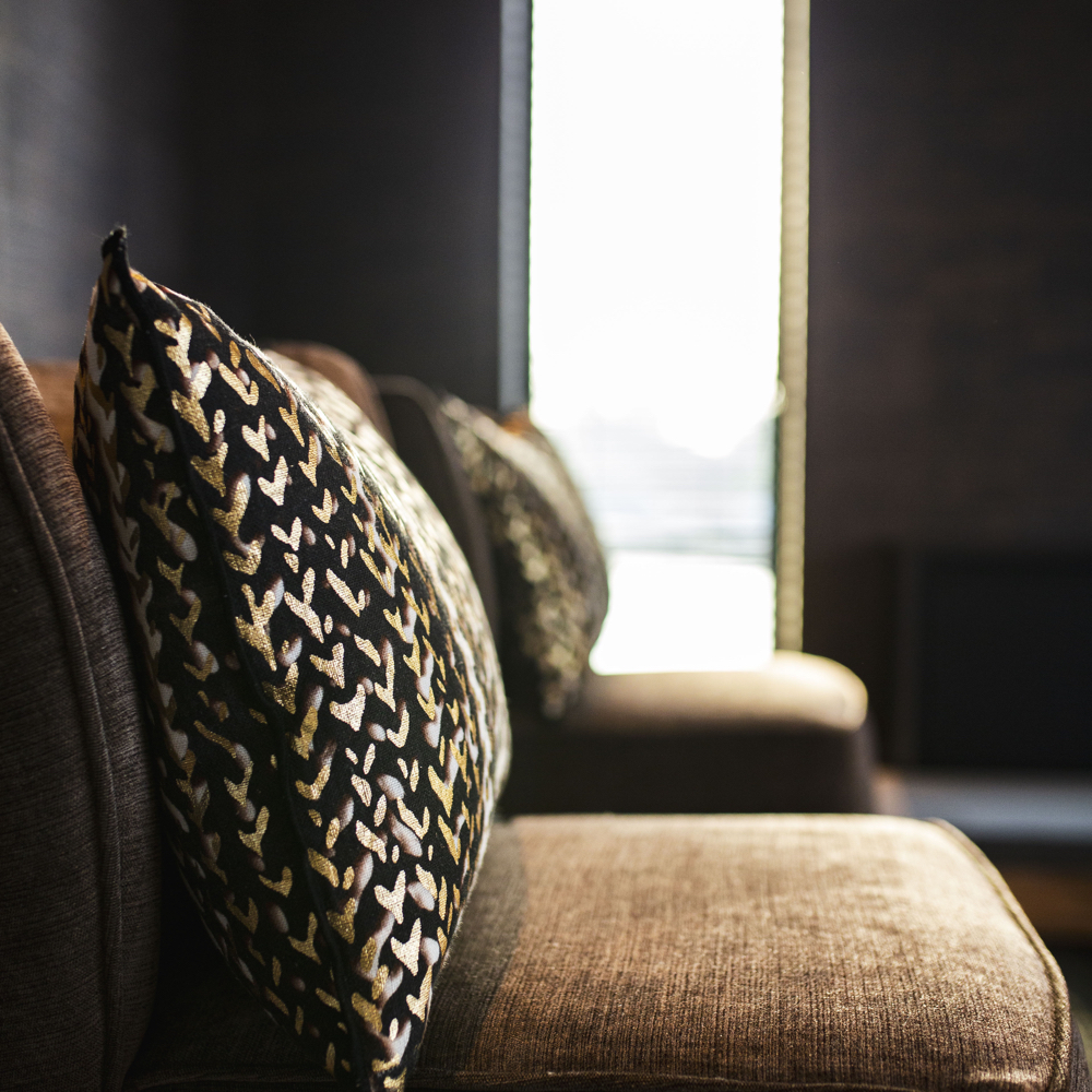 Warm en sfeervol interieur in de watervilla