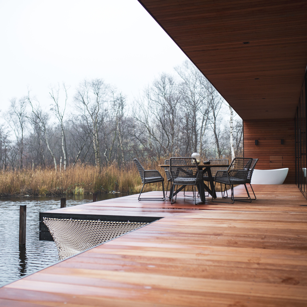 Ruim houten terras met design bad