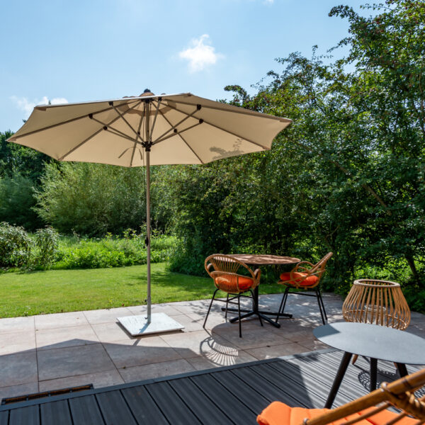 Lekker buiten zitten op het terras voor je vakantielodge in Zeeland