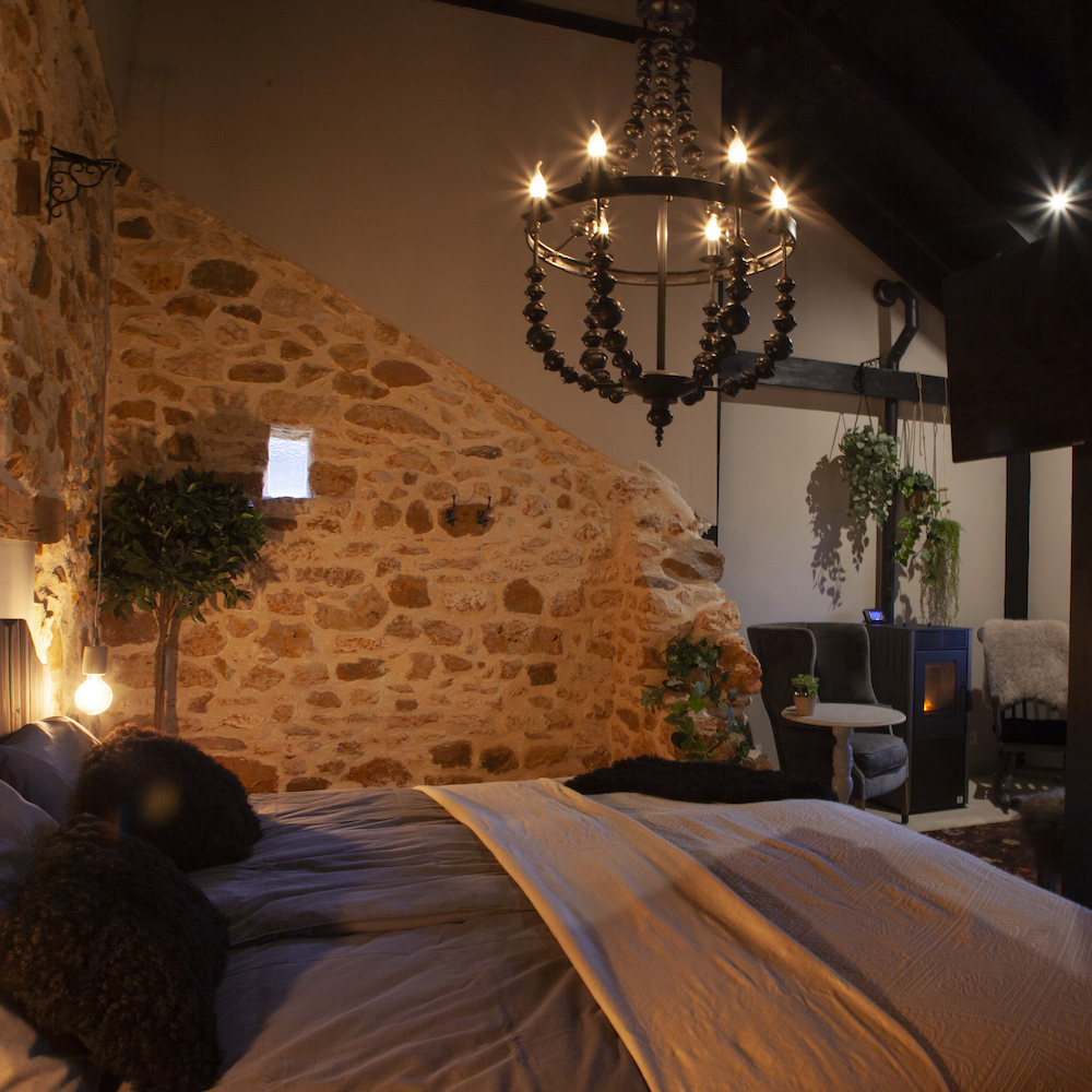 Slaapkamer met zicht op de zithoek in de living van het vakantiehuis