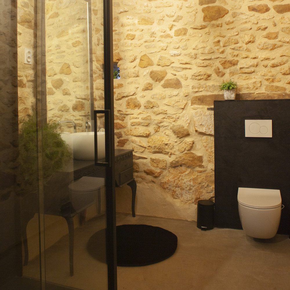 Badkamer met stalen douche cabine