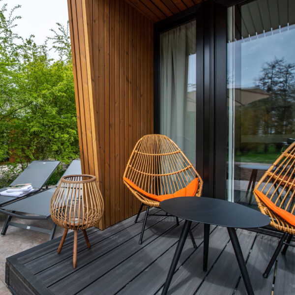 Loungen op het buitenterras van je vakantiewoning in Zeeland