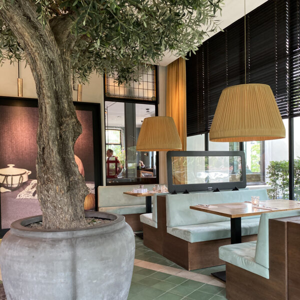 Verschillende tafels in het restaurant