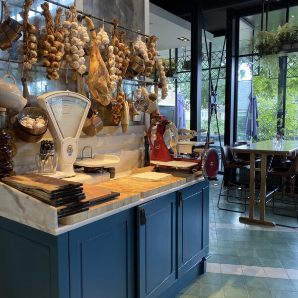 Werkbank met hammen en knoflook