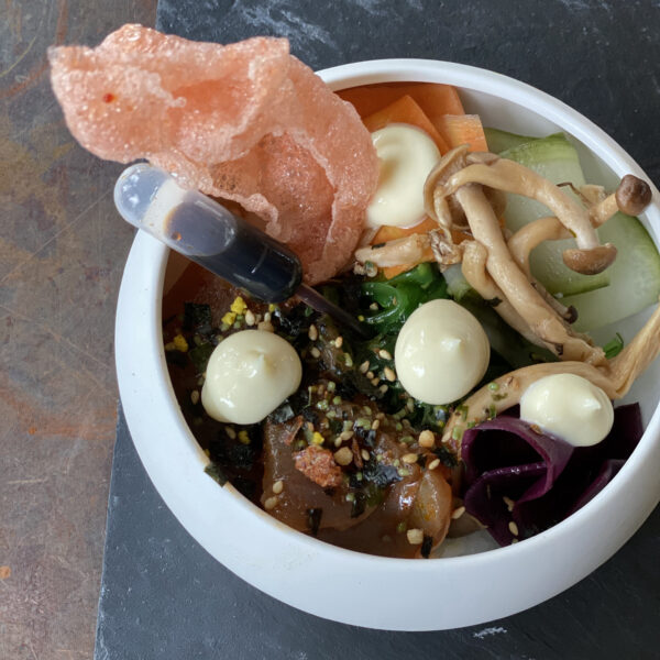 Warm voorgerecht in witte ronde kom