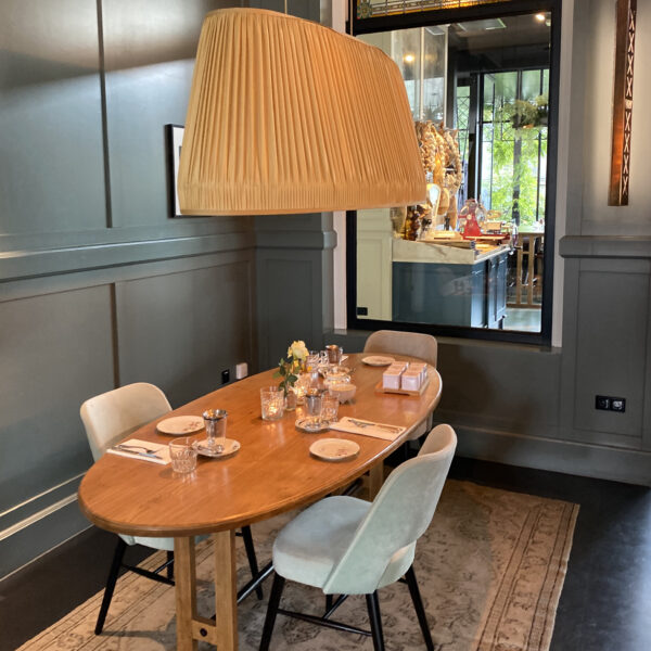 Ovale tafel, gedekt, in het restaurant