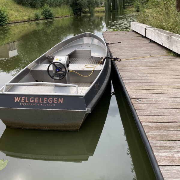 Bootje aan de steiger bij het boothuis
