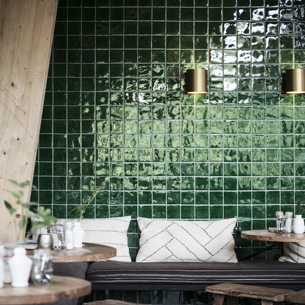 Zithoek in het boscafe met groene tegeltjeswand