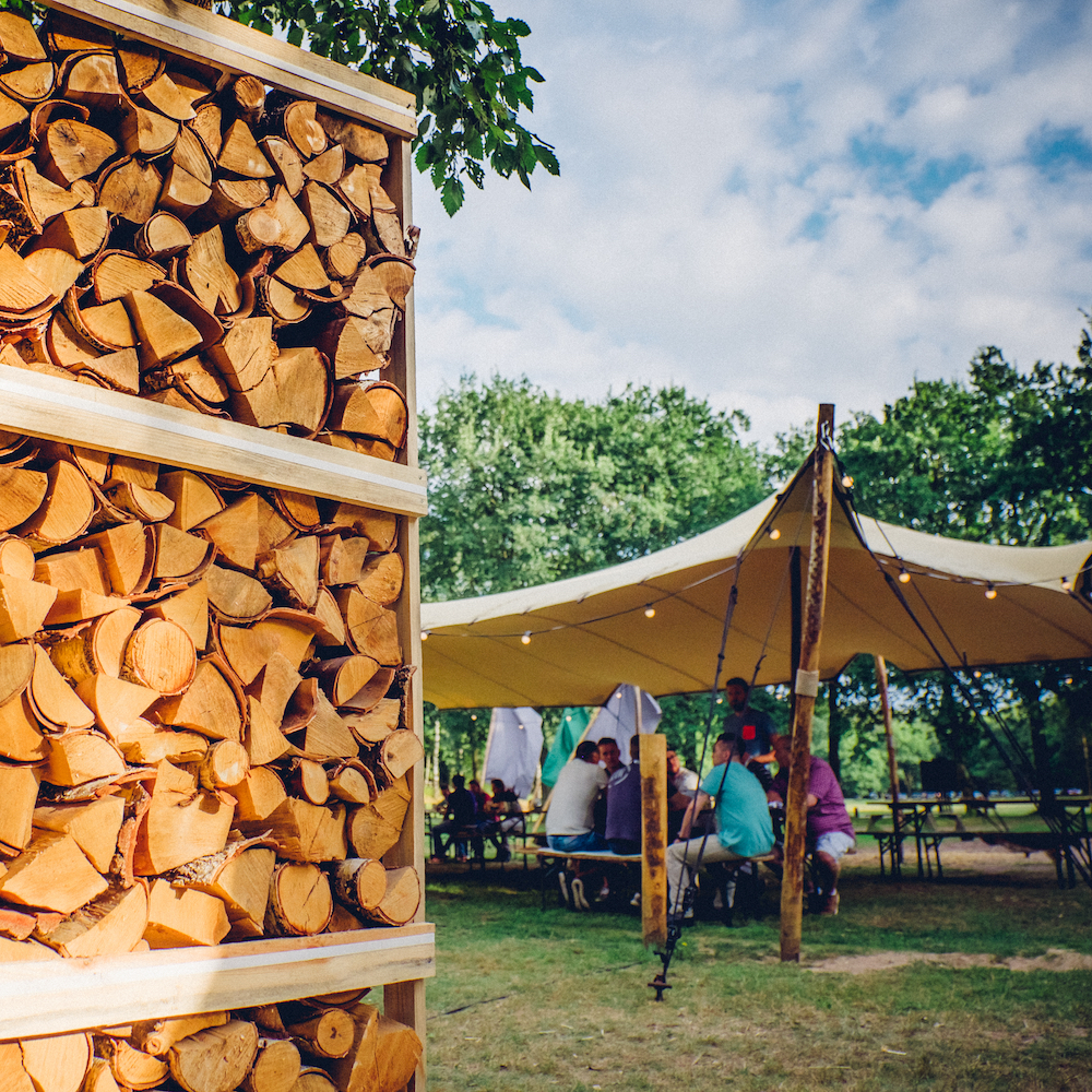 Schaduwdoek met tafel met gasten