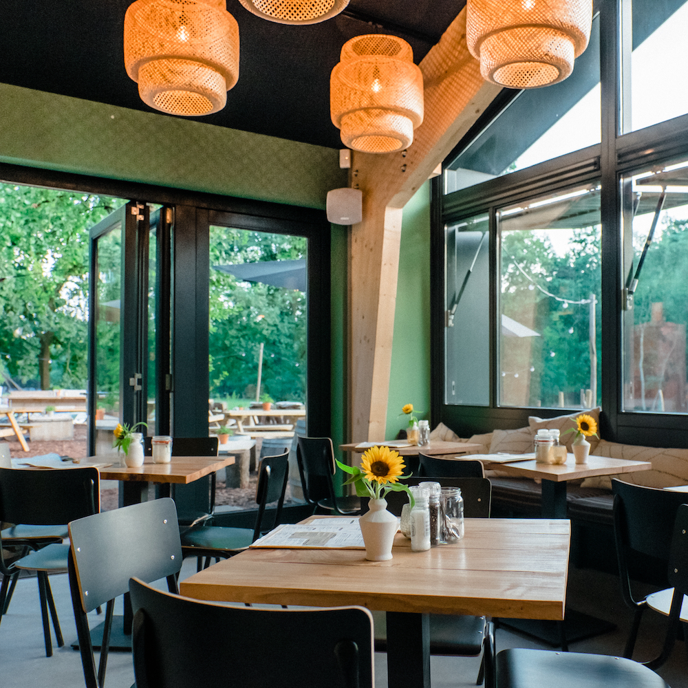 Houten tafeltjes in het restaurant