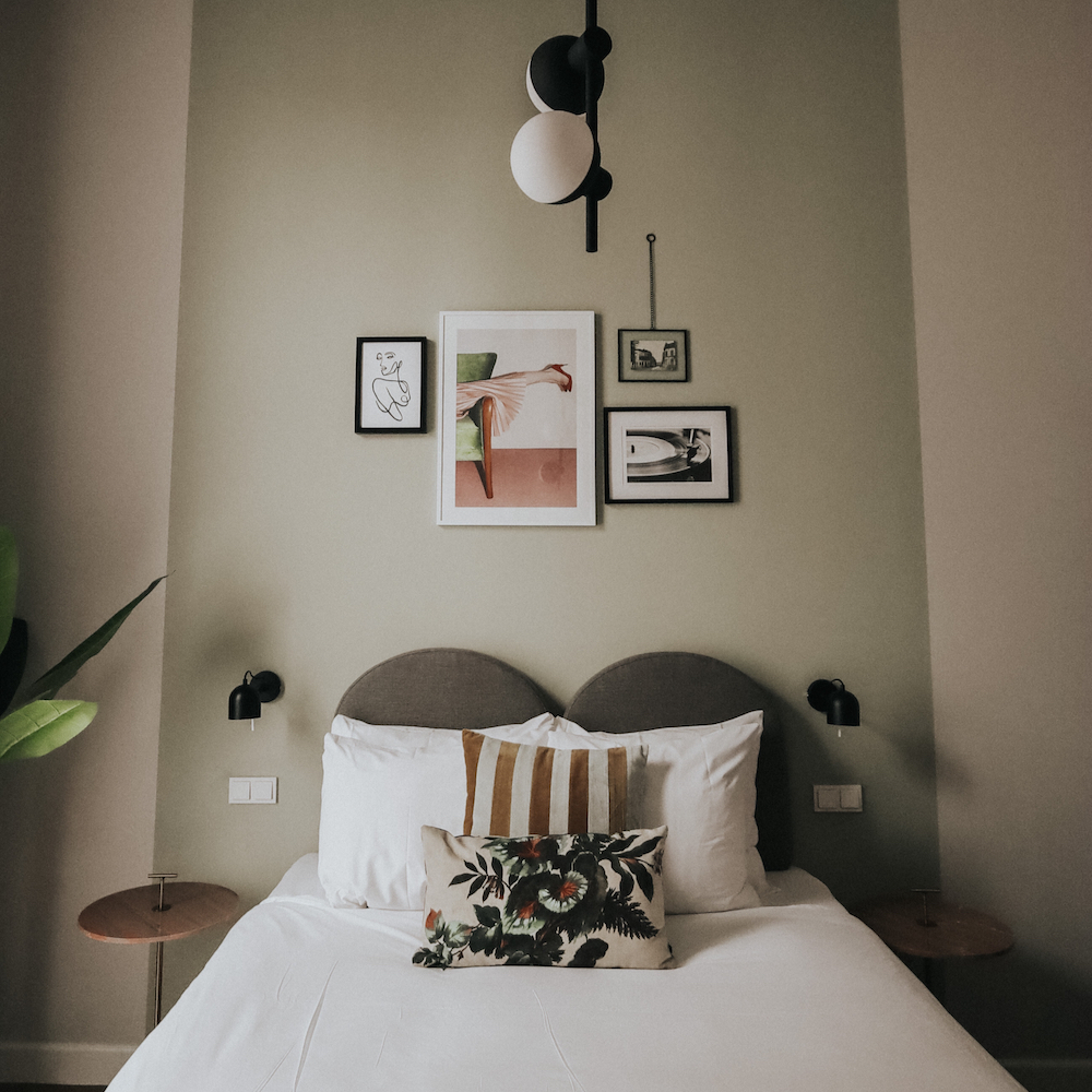 Hotelkamer met zachte groene tinten