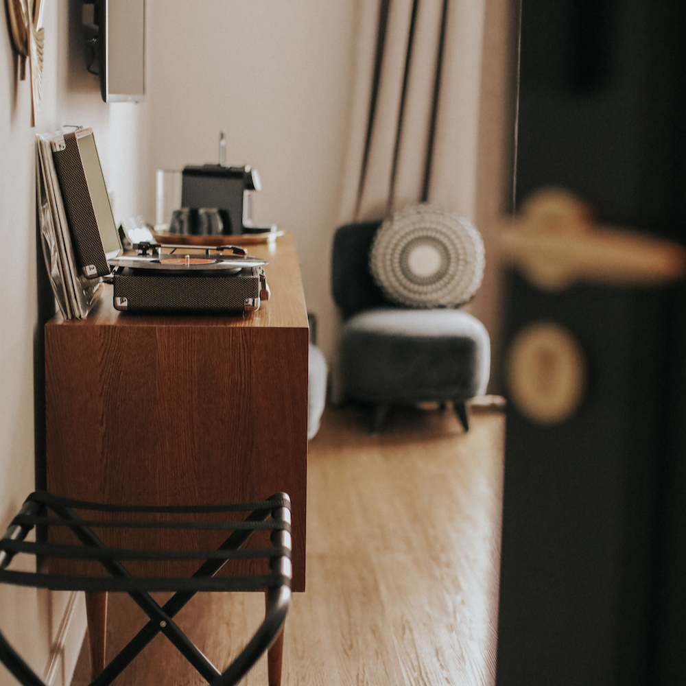 Platenspeler op een hotelkamer