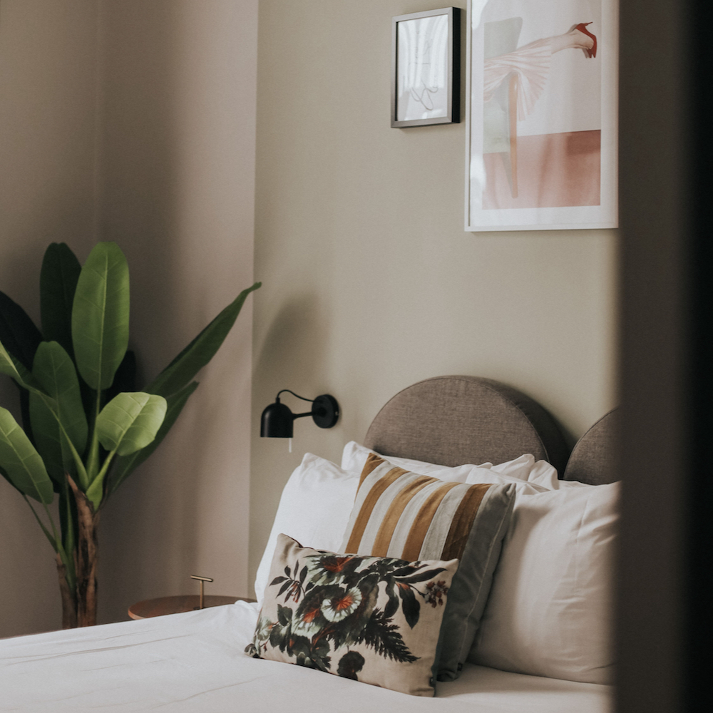 Close up van kussen op bed in hotelkamer