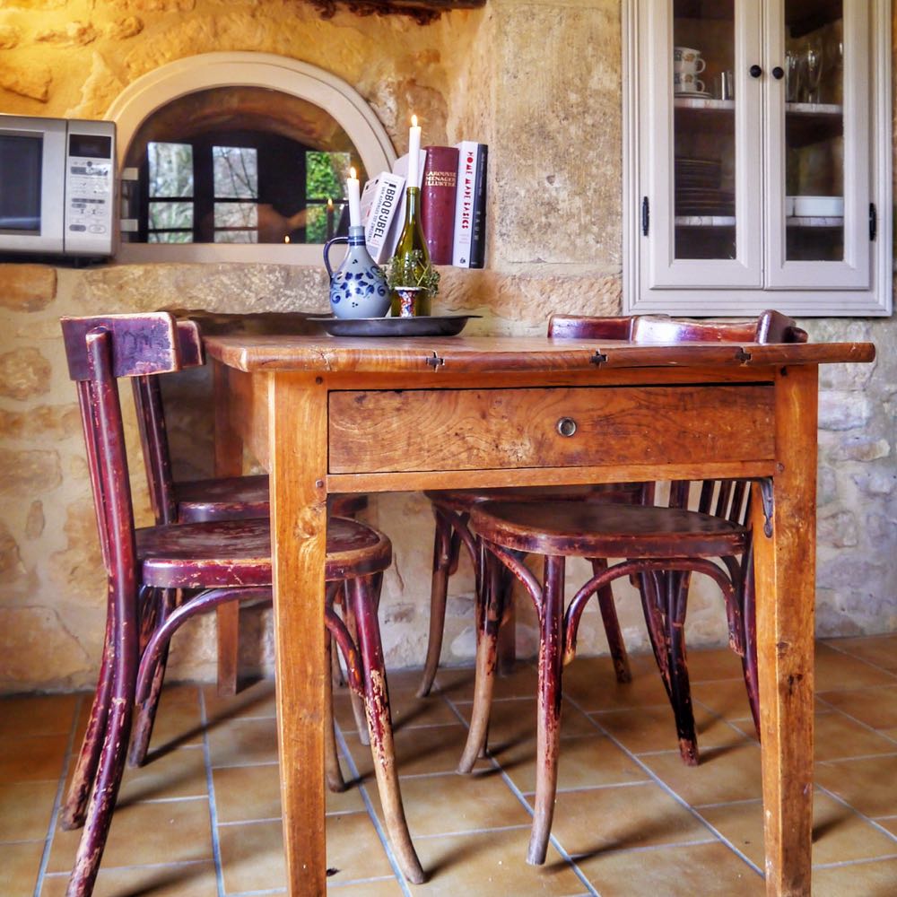 Eettafel met vier houten stoeltjes