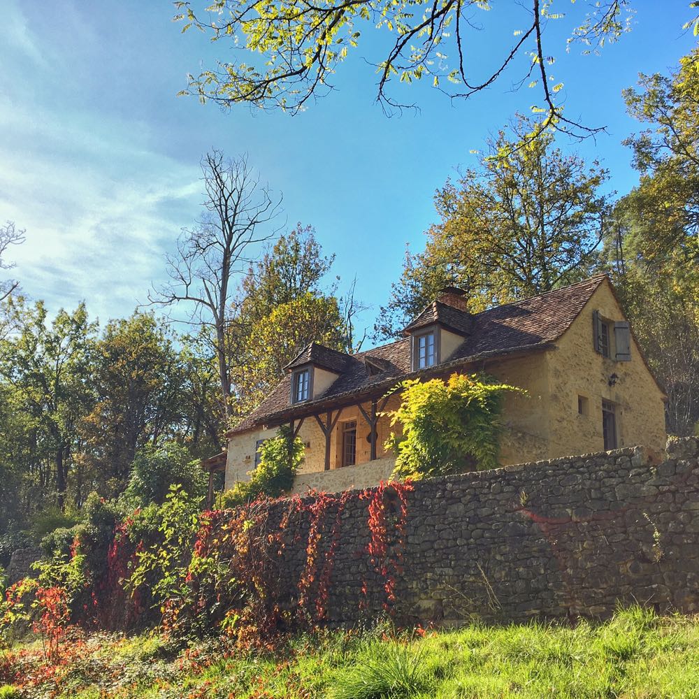 Frans vakantiehuis in herfstbos