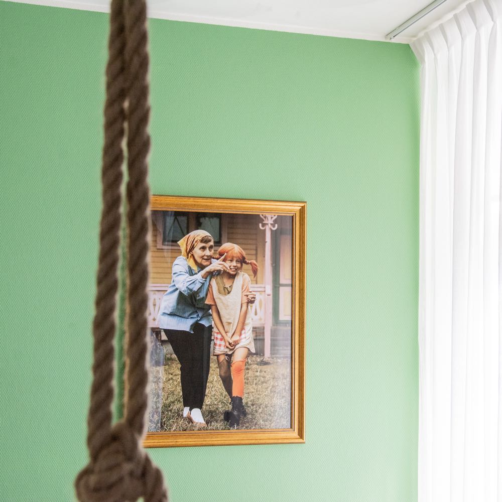 Pippi Langkous op een schilderij aan de wand in de hotelkamer