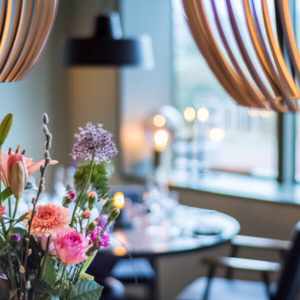 Bloemen in het restaurant van het boutique hotel