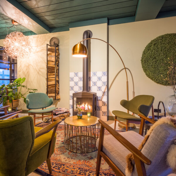 Lounge met houtkachel in boutique hotel in Drenthe