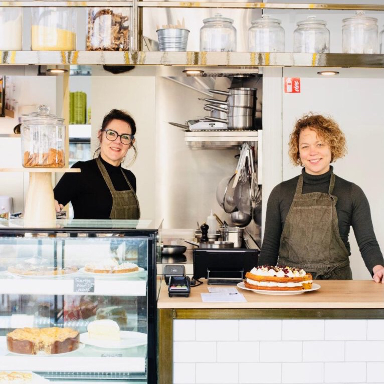 Blij team bij taart