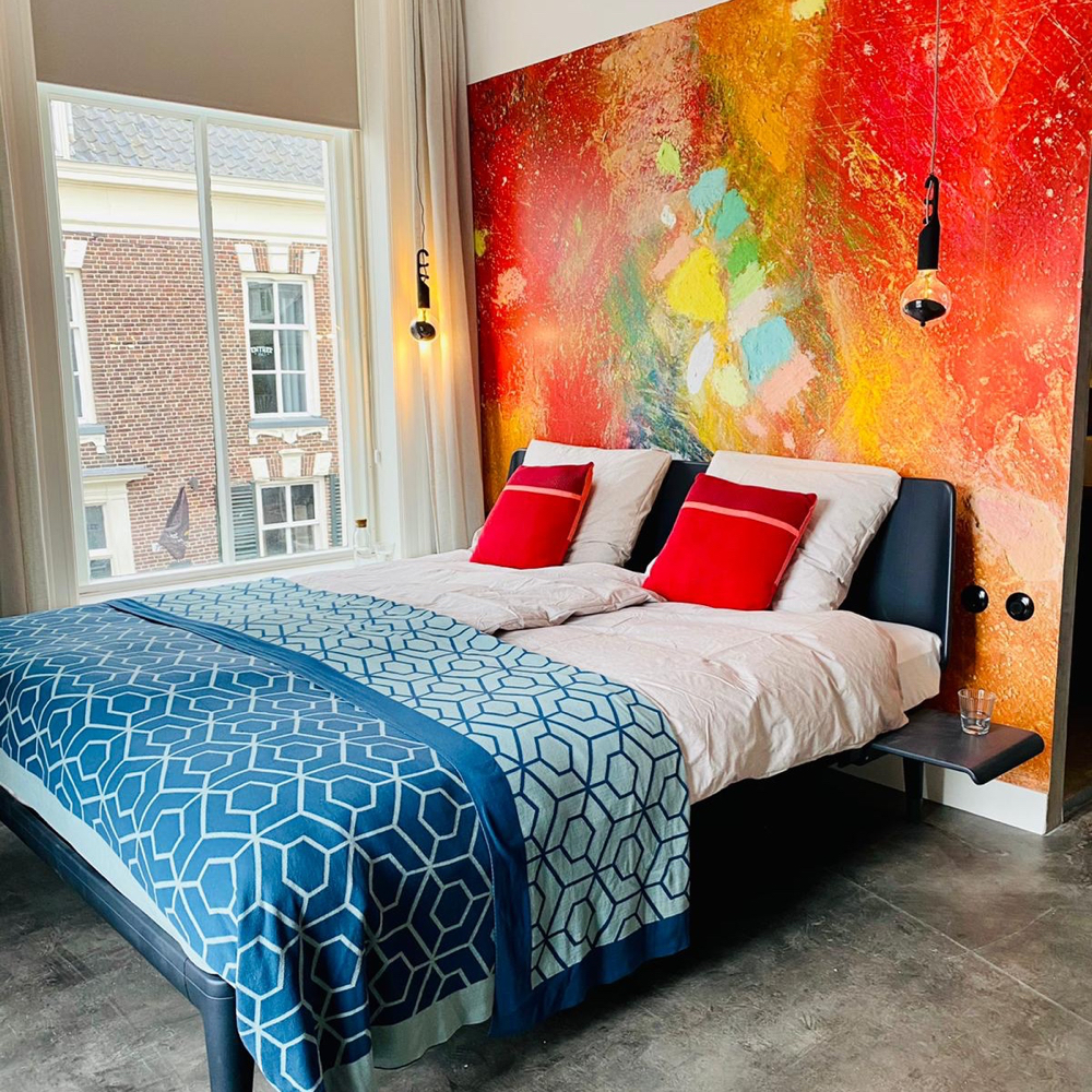 Hotelkamer met felle kleuren op de wand