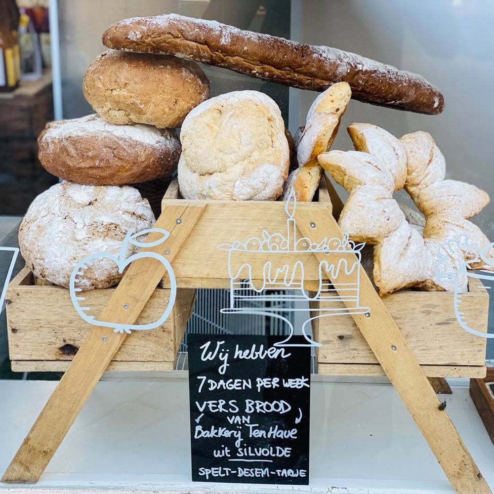 Stapel met brood in de etalage