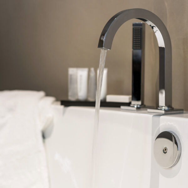 Lopende kraan bij het bad in de hotelkamer