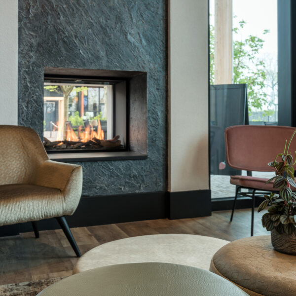 Brandende haard in het restaurant