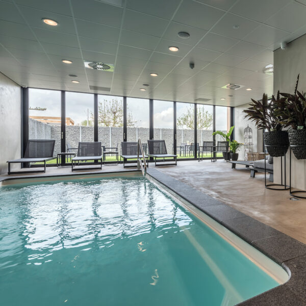 Zwembad en ligstoelen in het hotel