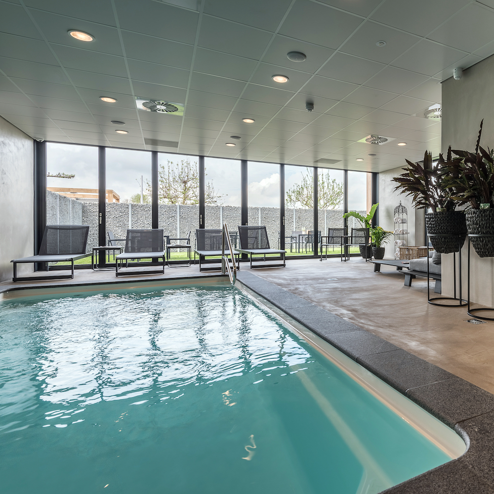 Zwembad en ligstoelen in het hotel