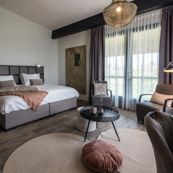 Hotelkamer met aardse tinten