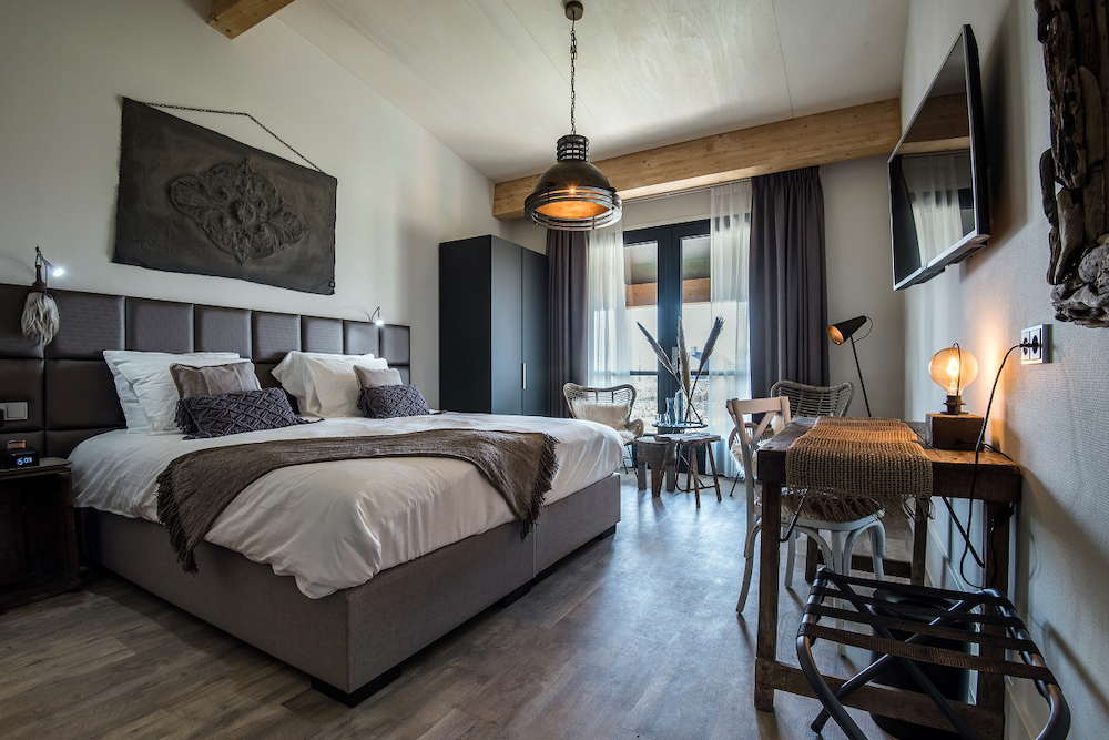 Hotelkamer met warme kleuren