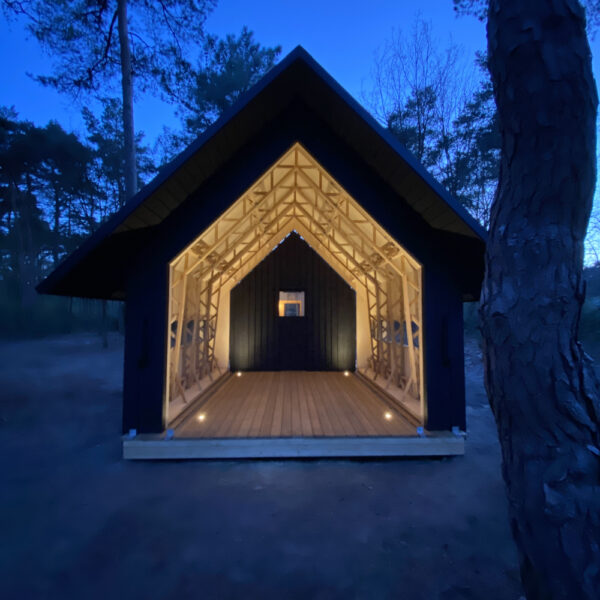 Cabin by night, met verlichte binnenkant
