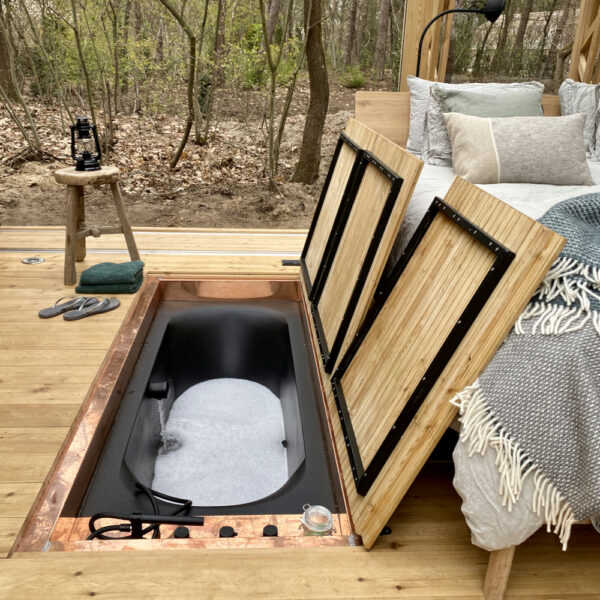 Bad in de grond in een cabin in het bos