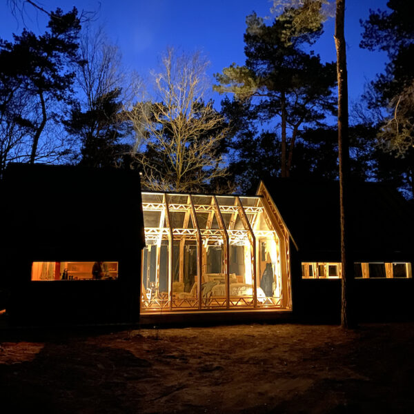 Cabin verlicht in de schemering