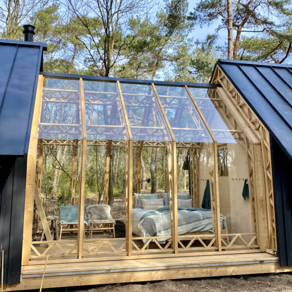 Glazen wand van een cabin in het bos