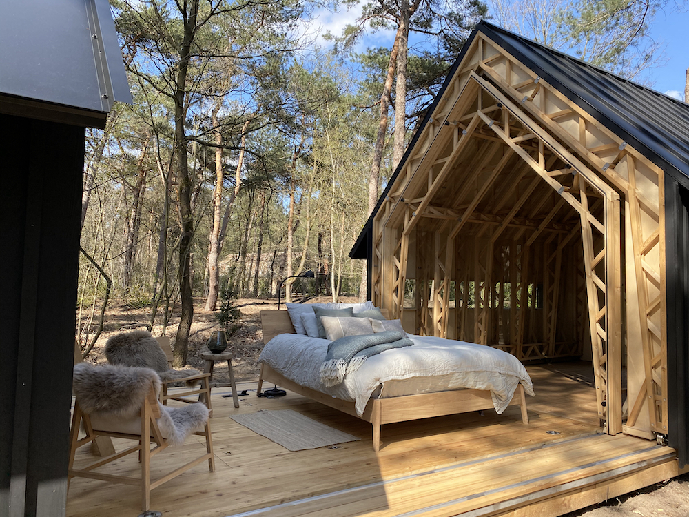 Opengevouwen cabin in het bos
