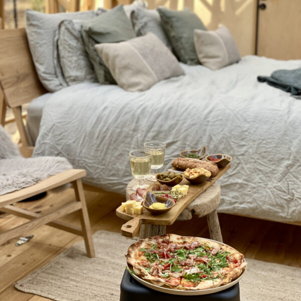 Borrelplank en pizza op planken in de cabin