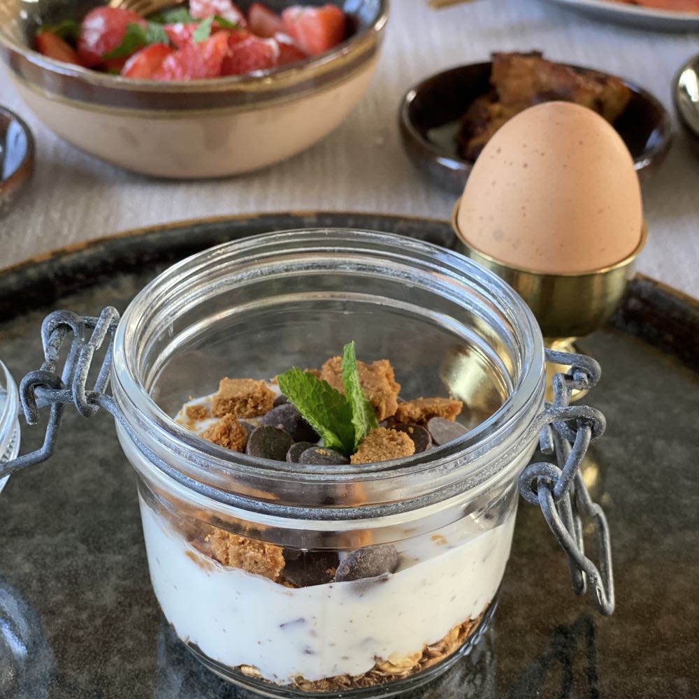Ontbijt met yoghurt en eitje