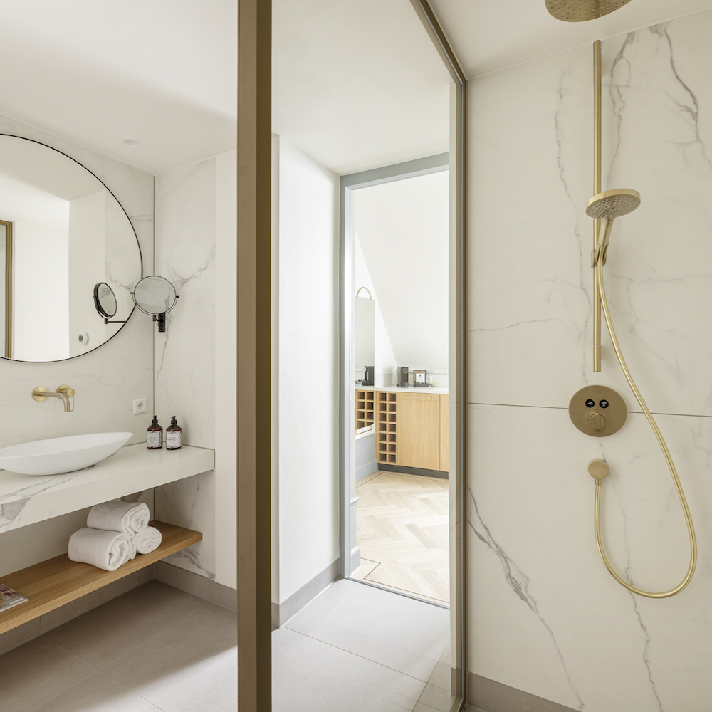 Badkamer met bad in Hattem