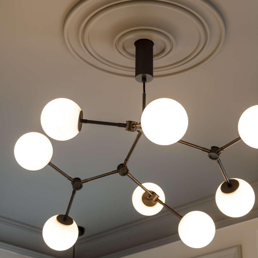 Lampen aan het plafond van het hotel in Hattem
