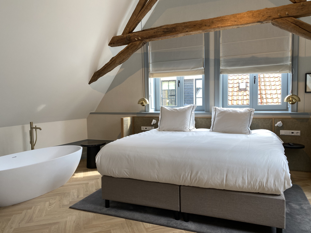 Slaapkamer met losstaand bad in Hattem